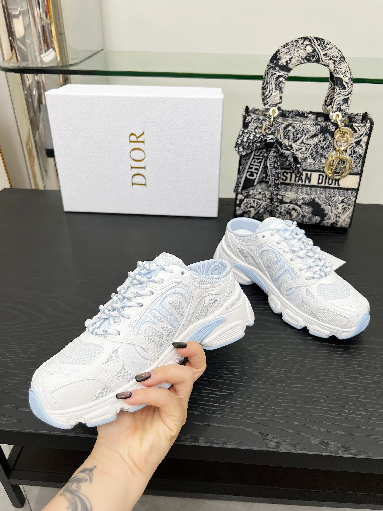 p560🐮🐮This Dior Chrono sports half slipper reinterprets running shoes with Dior's haute couture style. Gray mesh fabric is paired with tonal suede calfskin panels, the CD logo on the side, the star patch on the tongue and the Dior logo on the heel, all in classic fine detail. Featuring two-tone laces and a lightweight sole with star graphics, they can be worn year-round. Size: Women’s size 35-41 (35/42 can be customized) Men’s size 40-46 (men’s version is being printed) Color: 12 colors available